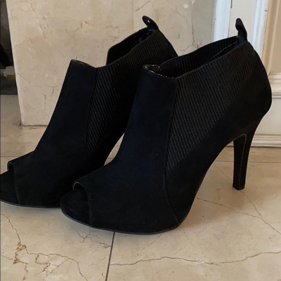 Vera Wang Shoes - Vera Wang booties peep toe 9.5 suede